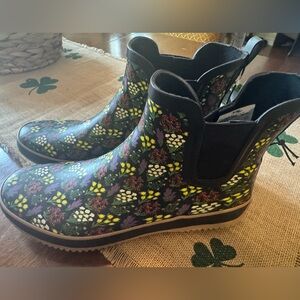 Western Chief Black Floral Chelsea Rain Boots